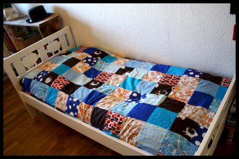 blåt sengetæppe patchwork
